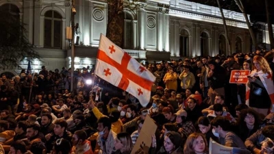 Протестующие в Тбилиси сталкиваются с полицией во время акции против закона об иноагентах